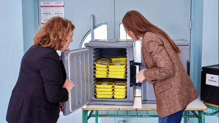 Ένα ζεστό πιάτο για κάθε παιδί - Ξεκίνησαν τα σχολικά γεύματα παρουσία της Δόμνας Μιχαηλίδου