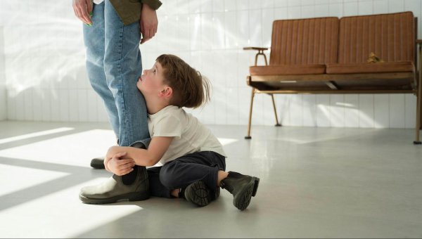 Tantrums: Τα 5 πράγματα που πρέπει κάνουν οι γονείς όταν το παιδί τους ξεσπά