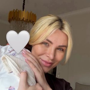 &Kappa;&alpha;&tau;&epsilon;&rho;ί&nu;&alpha; &Kappa;&alpha;&iota;&nu;&omicron;ύ&rho;&gamma;&iota;&omicron;&upsilon;: &Tau;&omicron; &sigma;&upsilon;&mu;&beta;&omicron;&lambda;&iota;&kappa;ό &delta;ώ&rho;&omicron; &gamma;&iota;&alpha; &tau;&eta;&nu; &kappa;ό&rho;&eta; &tau;&eta;&sigmaf; &alpha;&pi;ό &tau;&omicron;&nu; &alpha;&delta;&epsilon;&rho;&phi;ό &tau;&omicron;&upsilon; &Pi;&alpha;&nu;&alpha;&gamma;&iota;ώ&tau;&eta; &Kappa;&omicron;&upsilon;&tau;&sigma;&omicron;&upsilon;&mu;&pi;ή