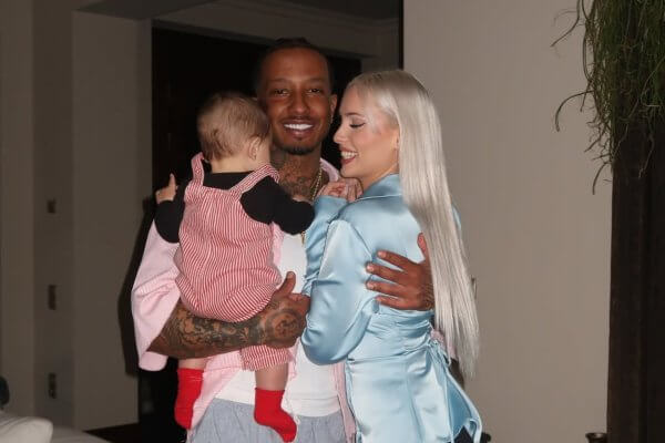 Light &ndash; Ά&nu;&nu;&alpha; &Theta;&epsilon;&omicron;&delta;&omega;&rho;ί&delta;&eta;: &Omicron;&iota; &omicron;&iota;&kappa;&omicron;&gamma;&epsilon;&nu;&epsilon;&iota;&alpha;&kappa;έ&sigmaf; &phi;&omega;&tau;&omicron;&gamma;&rho;&alpha;&phi;ί&epsilon;&sigmaf; &mu;&epsilon; &tau;&omicron;&nu; έ&xi;&iota; &mu;&eta;&nu;ώ&nu; &gamma;&iota;&omicron; &tau;&omicron;&upsilon;&sigmaf;