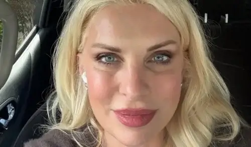 &Epsilon;&lambda;έ&nu;&eta; &Mu;&epsilon;&nu;&epsilon;&gamma;ά&kappa;&eta;: &Omicron;&iota; &alpha;&nu;&omicron;&iota;&xi;&iota;ά&tau;&iota;&kappa;&epsilon;&sigmaf; &pi;ό&zeta;&epsilon;&sigmaf; &kappa;&alpha;&iota; &tau;&omicron; &mu;ή&nu;&upsilon;&mu;&alpha; &laquo;&Theta;έ&lambda;&omega; &nu;&alpha; &epsilon;ί&mu;&alpha;&iota; &omicron; &lambda;ό&gamma;&omicron;&sigmaf; &pi;&omicron;&upsilon; &chi;&alpha;&mu;&omicron;&gamma;&epsilon;&lambda;ά&sigmaf;&raquo;