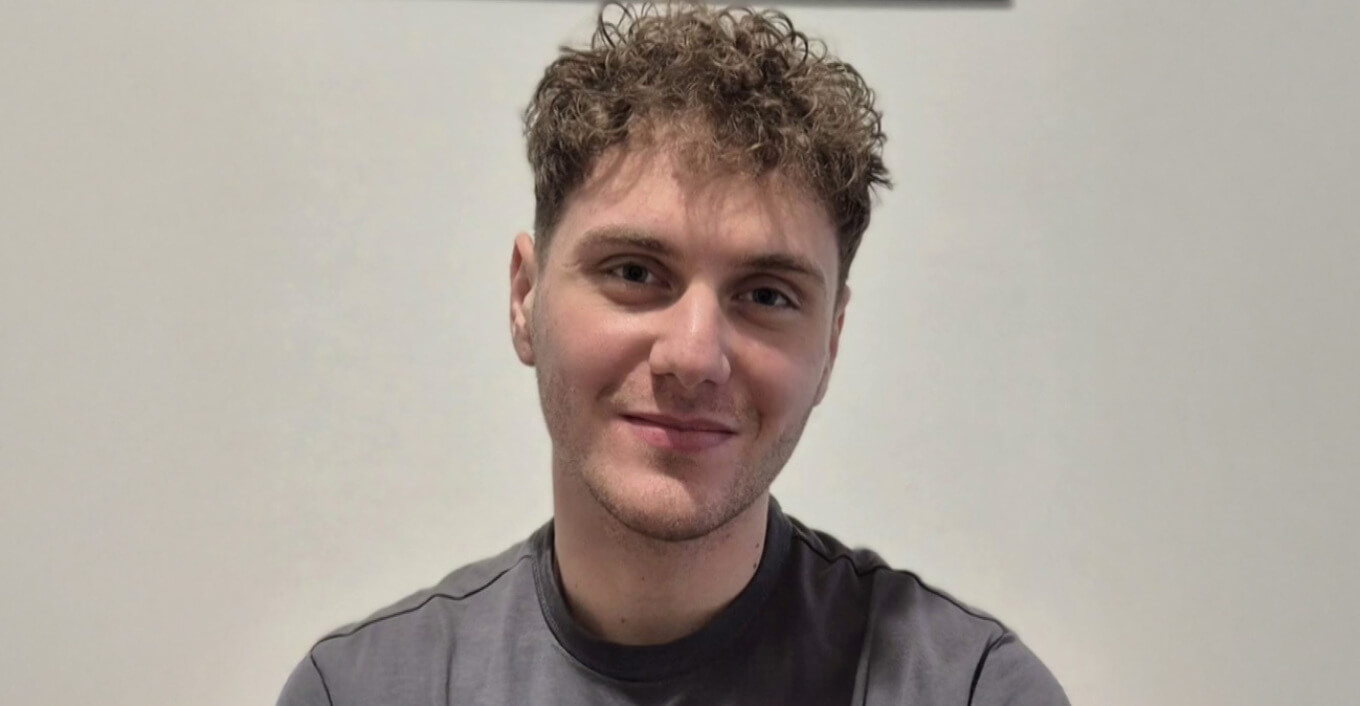 Υποτροφία σε μαθητή που έξι χρόνια πήγαινε με καΐκι σχολείο από τον Κάλαμο στον Μύτικα