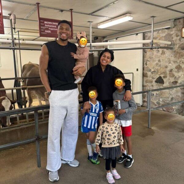 &laquo;Greek Freak&raquo; &epsilon;&kappa;&tau;ό&sigmaf; &pi;&alpha;&rho;&kappa;έ: &Omicron; &Gamma;&iota;ά&nu;&nu;&eta;&sigmaf; &Alpha;&nu;&tau;&epsilon;&tau;&omicron;&kappa;&omicron;ύ&nu;&mu;&pi;&omicron; &sigma;&epsilon; &zeta;&omega;&omicron;&lambda;&omicron;&gamma;&iota;&kappa;ό &kappa;ή&pi;&omicron; &mu;&epsilon; &tau;&eta;&nu; &omicron;&iota;&kappa;&omicron;&gamma;έ&nu;&epsilon;&iota;ά &tau;&omicron;&upsilon; &kappa;&alpha;&iota; &omicron;&iota; &alpha;&nu;&tau;&iota;&delta;&rho;ά&sigma;&epsilon;&iota;&sigmaf;