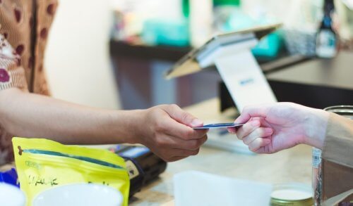 Επιδόματα: Τι αλλάζει με την προπληρωμένη κάρτα - Π πώς θα γίνονται οι πληρωμές