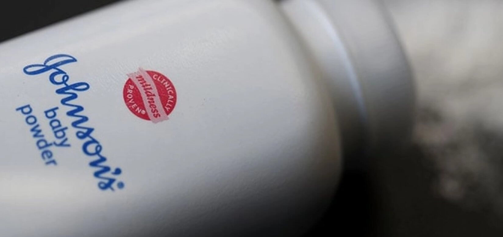 Χρησιμοποιούσατε βρεφικό ταλκ της Johnson & Johnson; Όσα πρέπει να ξέρετε για τις καταγγελίες και τη συμφωνία των 5,5 δισ.