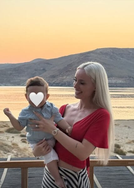 Light: &Mu;&epsilon; &tau;&eta; &sigma;ύ&zeta;&upsilon;&gamma;ό &tau;&omicron;&upsilon; &kappa;&alpha;&iota; &tau;&omicron;&nu; &gamma;&iota;&omicron; &tau;&omicron;&upsilon;&sigmaf; &sigma;&epsilon; &chi;&alpha;&lambda;&alpha;&rho;έ&sigmaf; &sigma;&tau;&iota;&gamma;&mu;έ&sigmaf; &sigma;&tau;&eta;&nu; &pi;&alpha;&rho;&alpha;&lambda;ί&alpha;