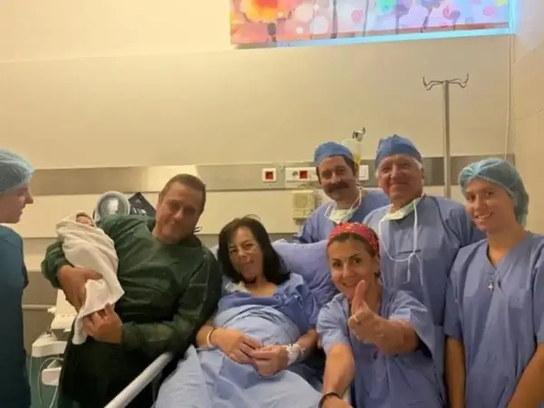 Στα 54 της έγινε ξανά μαμά: Γέννησε παιδί από έμβρυο που είχε καταψύξει πριν 22 χρόνια - Λίγους μήνες πριν έχασε τον γιο της σε τροχαίο