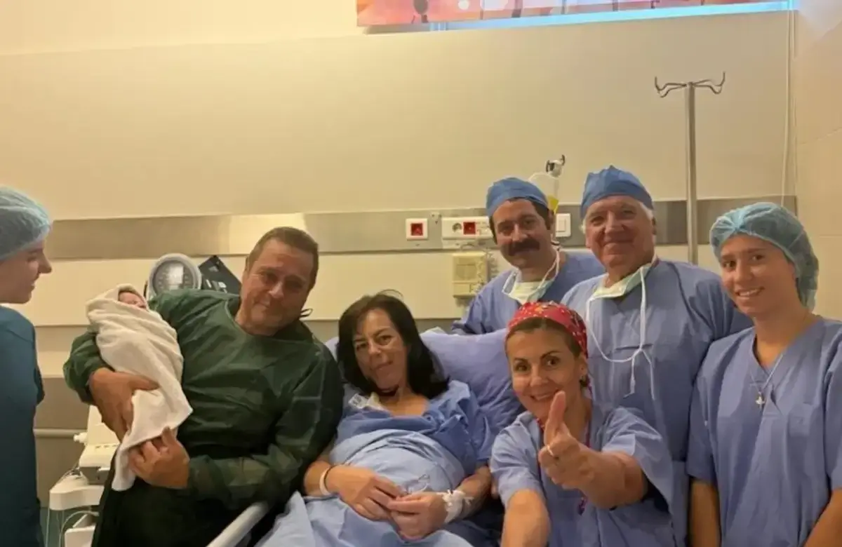 Στα 54 της έγινε ξανά μαμά: Γέννησε παιδί από έμβρυο που είχε καταψύξει πριν 22 χρόνια - Λίγους μήνες πριν έχασε τον γιο της σε τροχαίο