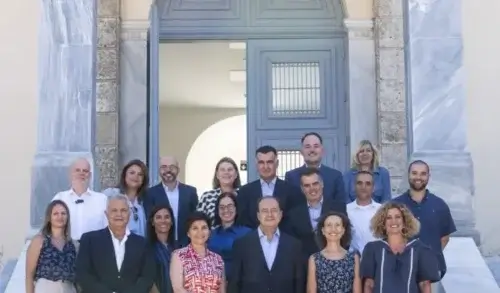&Mu;&iota;&alpha; &sigma;&chi;&omicron;&lambda;&iota;&kappa;ή &tau;&sigma;ά&nu;&tau;&alpha; &gamma;&epsilon;&mu;ά&tau;&eta; &chi;&alpha;&mu;ό&gamma;&epsilon;&lambda;&alpha;: 870 &pi;&alpha;&iota;&delta;&iota;ά &xi;&epsilon;&kappa;&iota;&nu;&omicron;ύ&nu; &tau;&eta; &nu;έ&alpha; &chi;&rho;&omicron;&nu;&iota;ά &mu;&epsilon; &tau;&alpha; &alpha;&pi;&alpha;&rho;&alpha;ί&tau;&eta;&tau;&alpha; &epsilon;&phi;ό&delta;&iota;&alpha;
