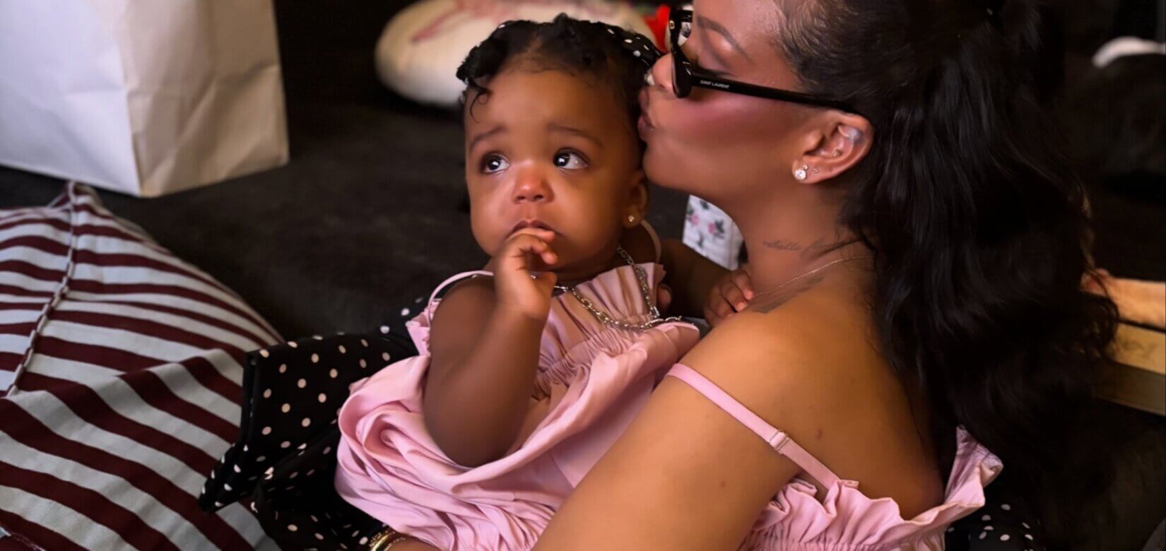 Rihanna: Μαμά και κόρη ντύθηκαν matchy-matchy για τα πρώτα γενέθλια της μικρής Rocki