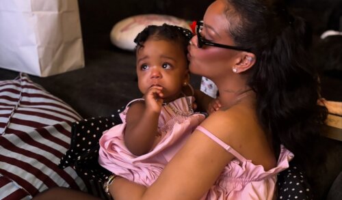 Rihanna: &Mu;&alpha;&mu;ά &kappa;&alpha;&iota; &kappa;ό&rho;&eta; &nu;&tau;ύ&theta;&eta;&kappa;&alpha;&nu; matchy-matchy &gamma;&iota;&alpha; &tau;&alpha; &pi;&rho;ώ&tau;&alpha; &gamma;&epsilon;&nu;έ&theta;&lambda;&iota;&alpha; &tau;&eta;&sigmaf; &mu;&iota;&kappa;&rho;ή&sigmaf; Rocki