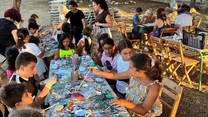Οι «Μικροί Πικάσο από την Κάσο» συγκέντρωσαν χρήματα για το γήπεδο 5x5 του νησιού