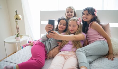 Τέλος στο ατελείωτο scrolling για τα παιδιά - Eκτός social media από το 2027