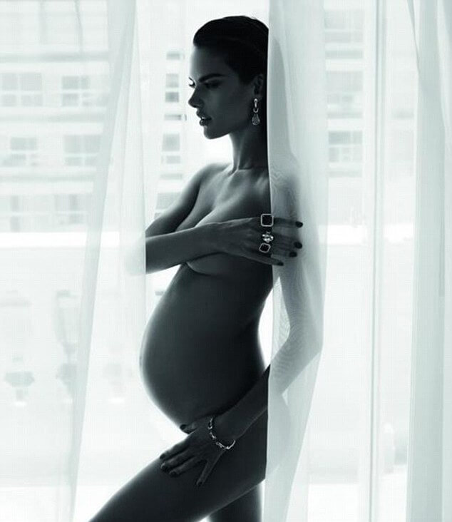 H Alessandra Ambrosio φωτογραφήθηκε γυμνή στον 8 μήνα της εγκυμοσύνης της