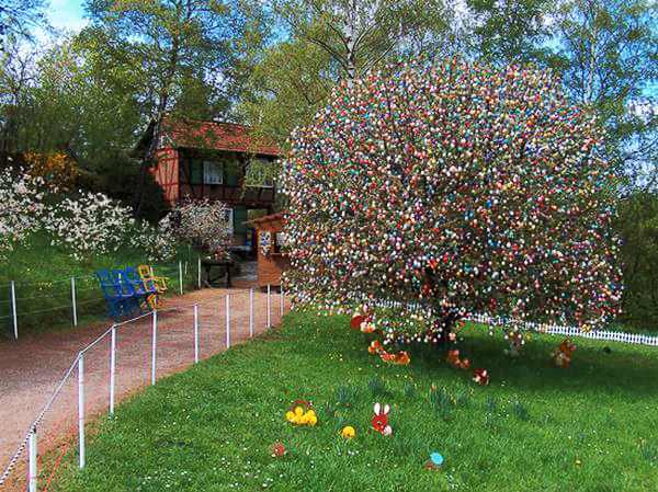 Ένα δέντρο με 10.000 πασχαλινά αυγά