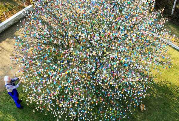 Ένα δέντρο με 10.000 πασχαλινά αυγά